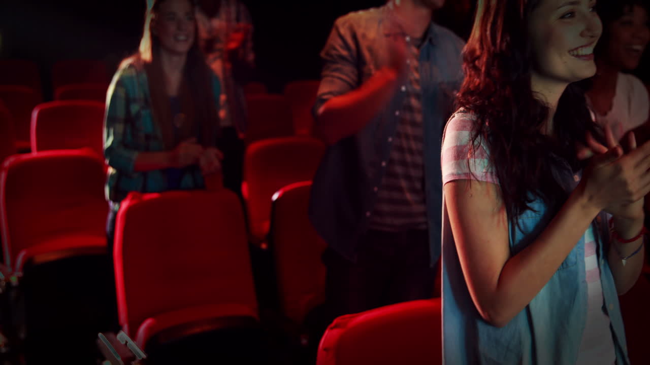 amigos felices viendo una película