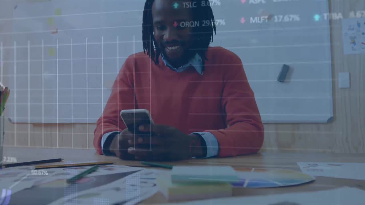 animazione dell'elaborazione dei dati del mercato azionario su un uomo afroamericano che usa uno smartphone in ufficio