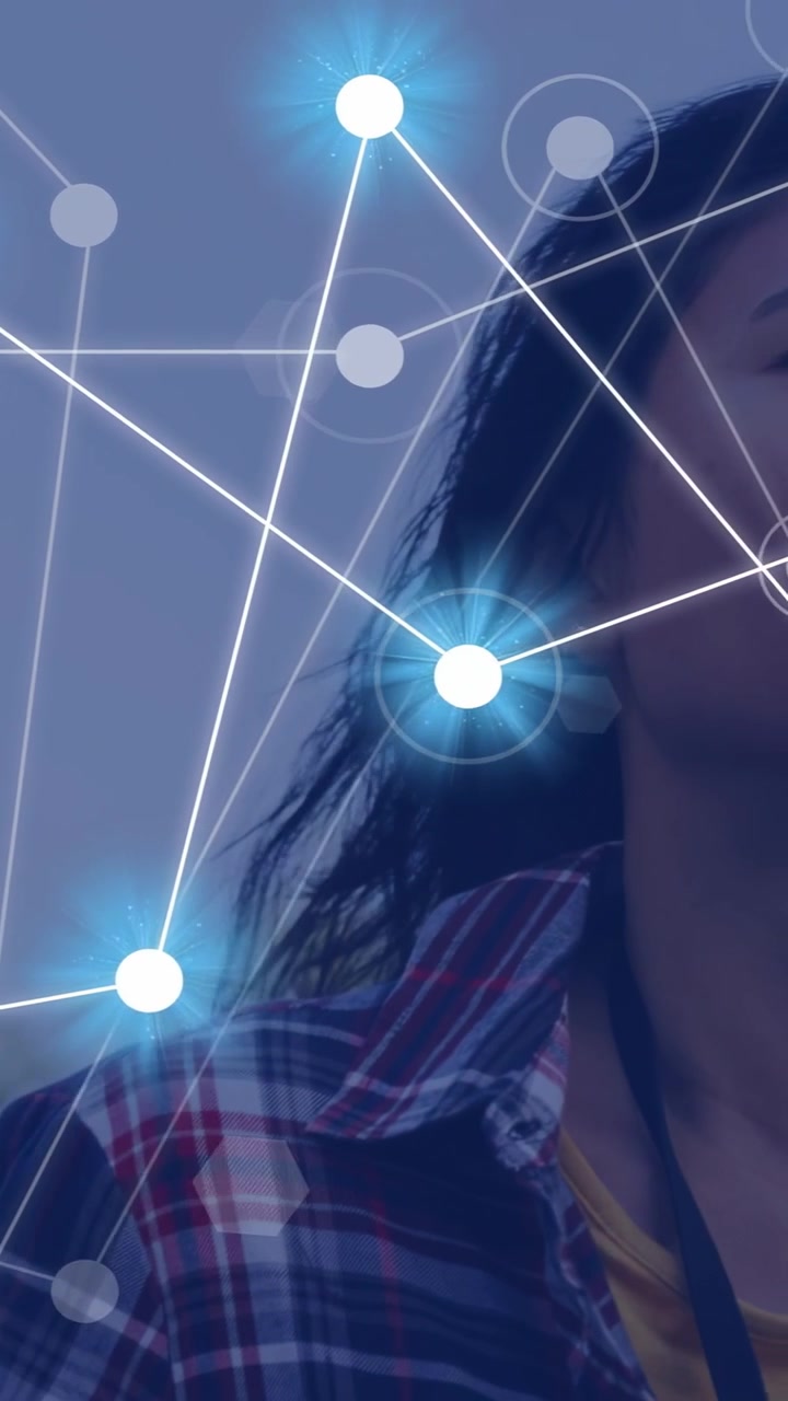 Video vertical: Mujer hablando por teléfono al aire libre, contestando una llamada, con nodos pulsando alrededor de su cara visualizando tecnología.