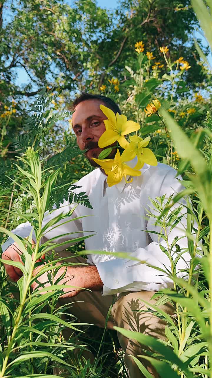 hombre en un campo con flores amarillas