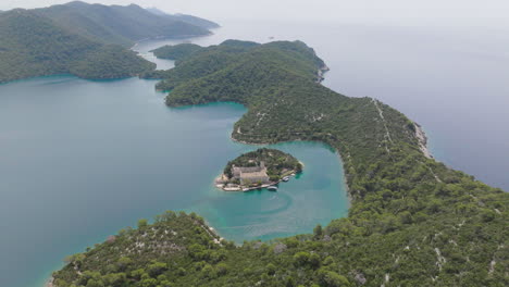 Toma-Aérea-Del-Parque-Nacional-Mljet-En-Croacia,-Europa