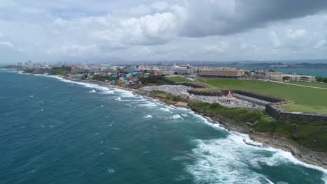 La-Perla-Puerto-Rico,-Friedhof-Santa-Maria-Magdalena-De-Pazzi-San-Juan-Drohnenaufnahme