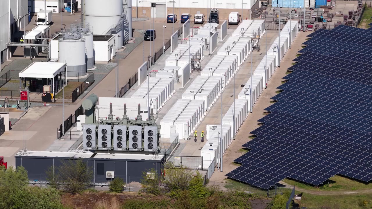 Vista drone del progetto di impianto di batterie su larga scala presso la centrale elettrica Maxima a Lelystad, a supporto dell'accumulo di energia rinnovabile e della flessibilità della rete.
