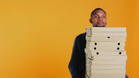 un repartidor loco y imprudente derramando mucha pizza en el estudio.