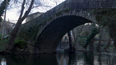 vista de cerca desde la orilla del río molgas y el puente romano hecho de piedra