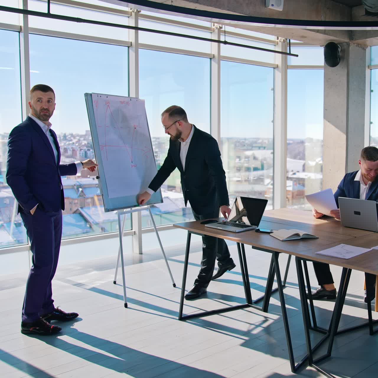 Lavoro di squadra di persone d'affari. Vista panoramica di un ufficio moderno con grandi finestre e uno sfondo cittadino. Gruppo di uomini d'affari che lavorano insieme in un centro direzionale.