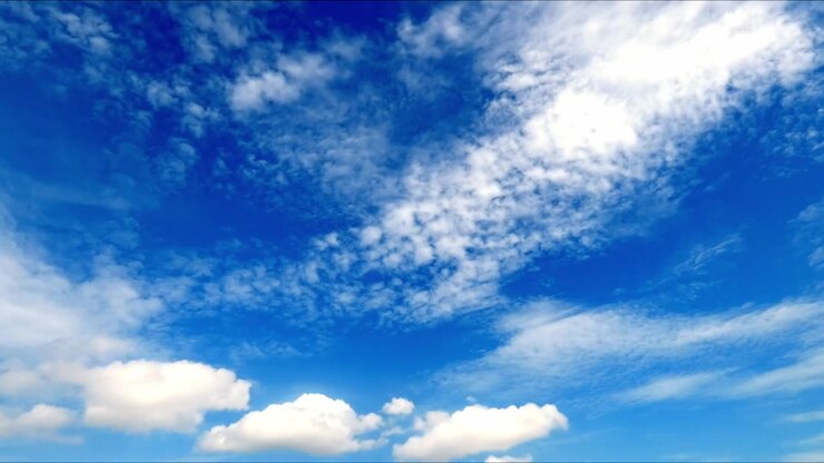 Timelapse de formaciones de nubes dramáticas moviéndose a través de un cielo abierto, creando patrones naturales dinámicos y condiciones atmosféricas cambiantes
