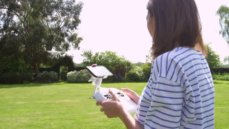 Frau-Fliegt-Quadrocopter-Drohne-Im-Garten,-Aufgenommen-Auf-R3D