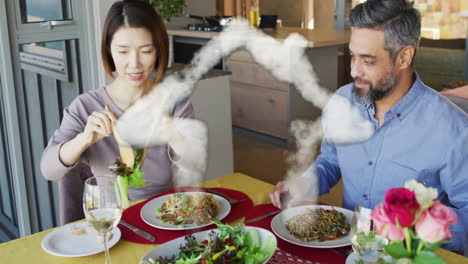 animación de la forma de la casa sobre una pareja diversa cenando en casa