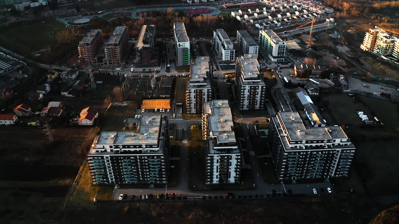 Vista aérea da paisagem urbana de um complexo de apartamentos de luxo, edifícios residenciais de design.