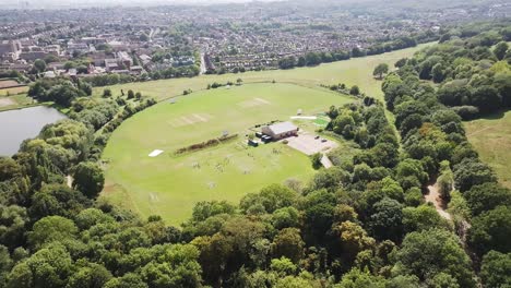 vista aérea del club de fútbol de alexandra park, área residencial en el fondo