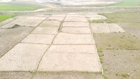 imágenes aéreas de tierra seca y estéril muestran un sistema de riego que lucha contra el impacto del cambio climático