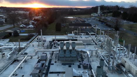 toma aérea ascendente del sistema hvac en el techo industrial del laboratorio de investigación científica en américa