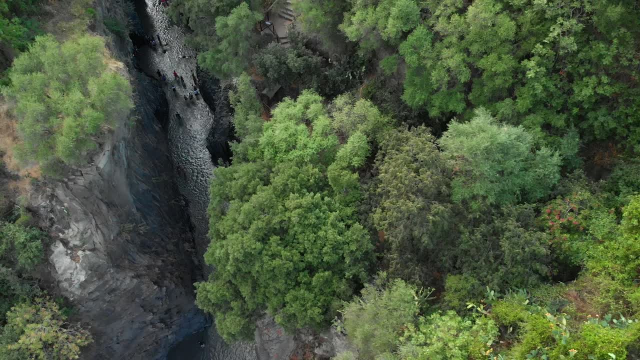 camión aéreo de 4k a la izquierda: drone volando sobre las gargantas de alcantara, un impresionante canal de columnas de lava erosionadas naturalmente en barrancos, cañones y cuevas, inclinado hacia abajo