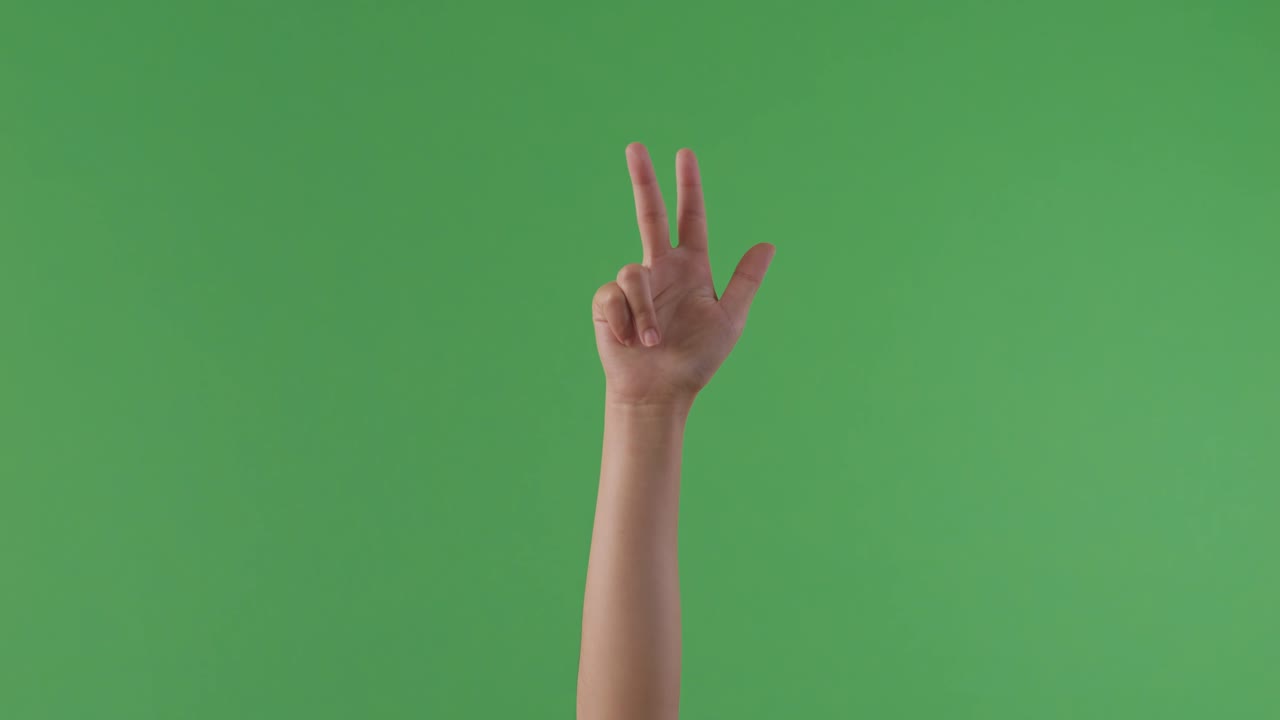 mano que muestra el número tres