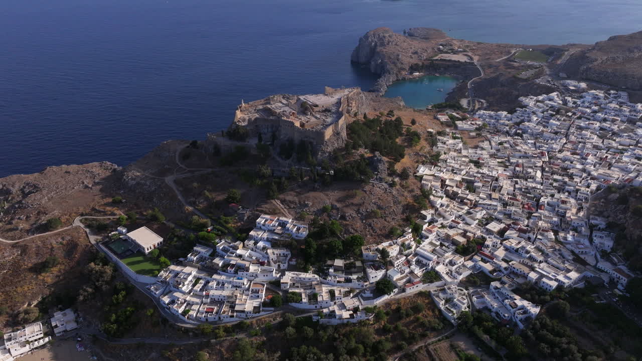 fotografía aérea en círculo de la ciudad de lindos y la acrópolis de rodas