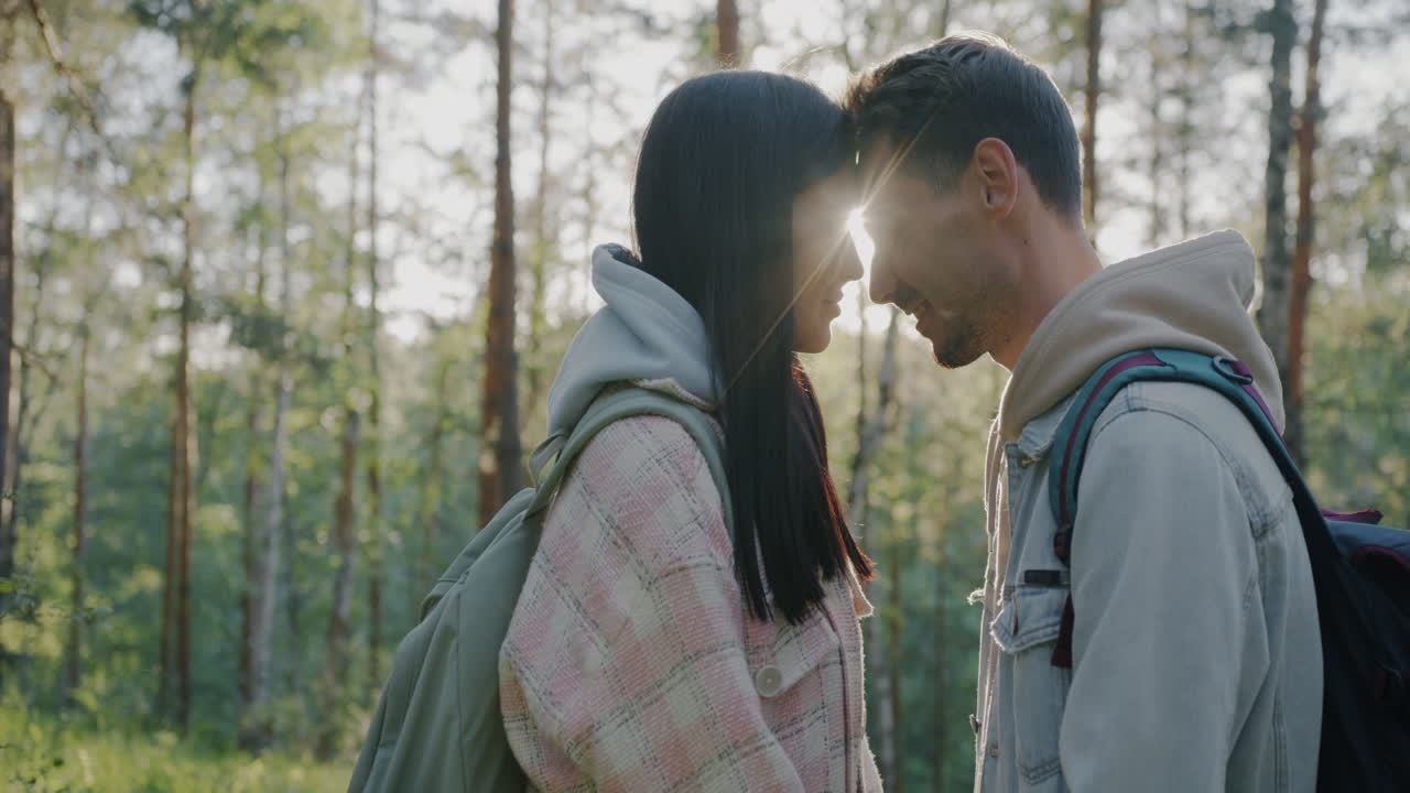 Pasangan yang Sedang Jatuh Cinta di Hutan