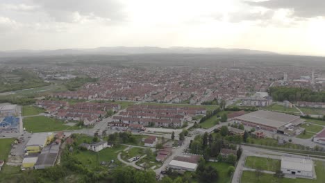 enviar el dron para filmar una parte de la pequeña ciudad del distrito de brcko en bosnia y herzegovina