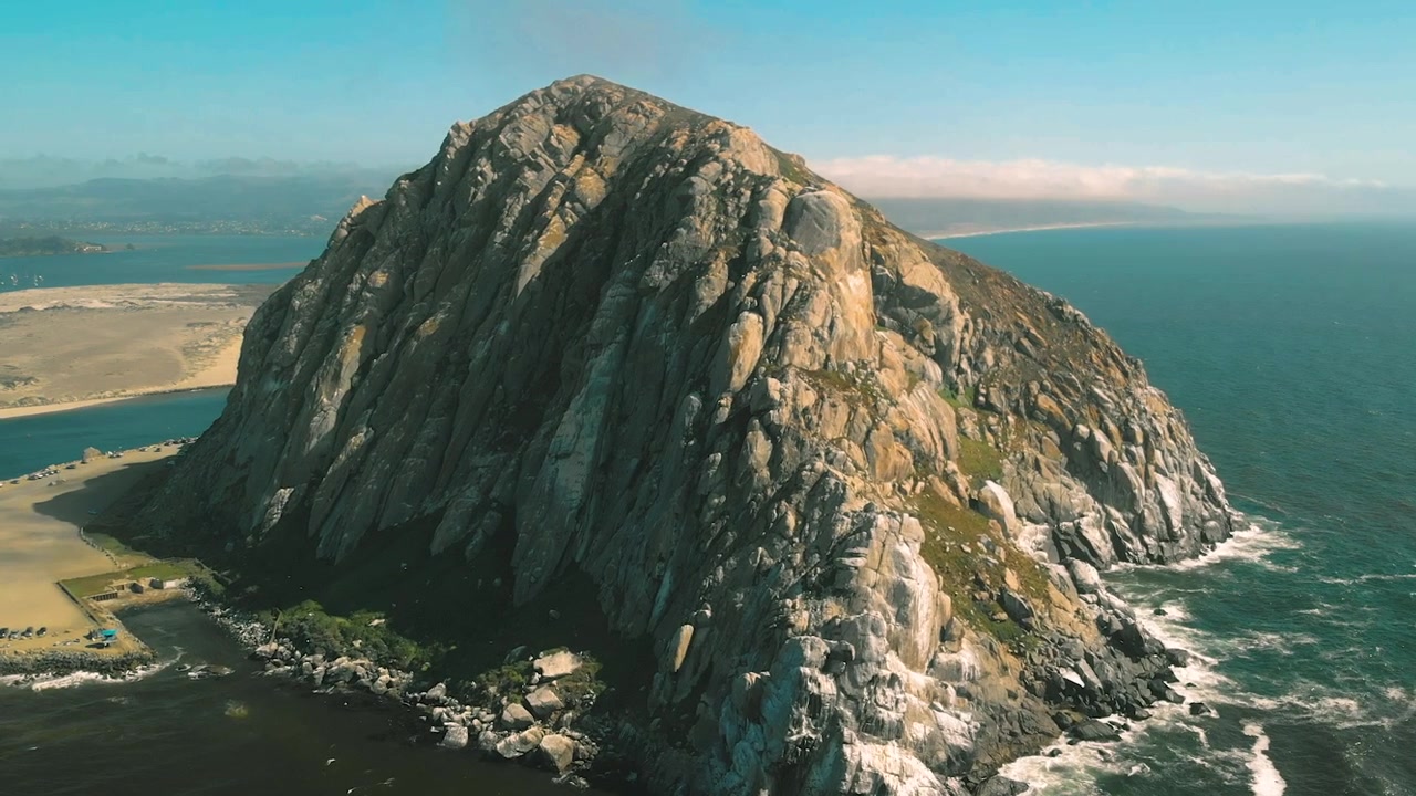 Vista aerea di Morro Rock e della costa dell'Oceano Pacifico