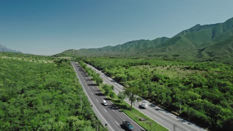 Antenne---Straße-Autobahn-Auf-Dem-Weg-Nach-Santiago,-Nuevo-Leon,-Mexiko,-Rückseitenoffenbarung