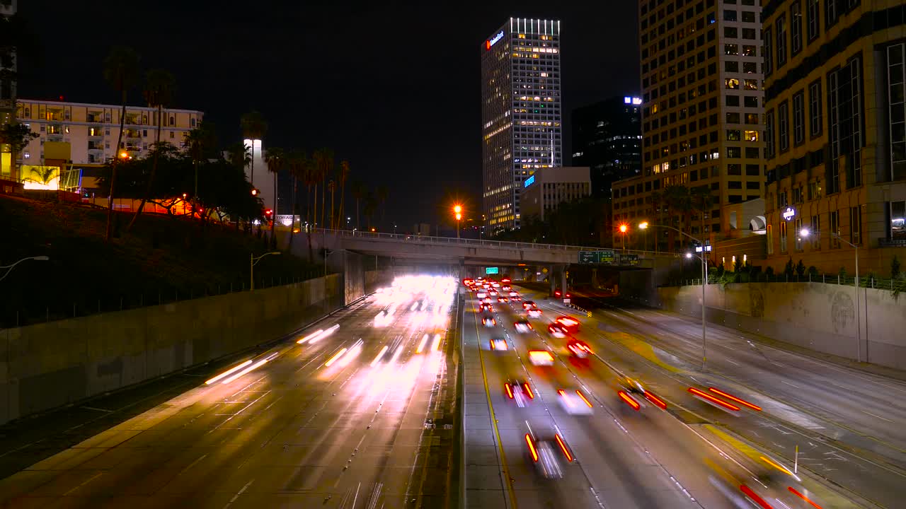 tráfico nocturno en una autopista de la ciudad