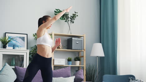 mujer haciendo una rutina de entrenamiento en casa