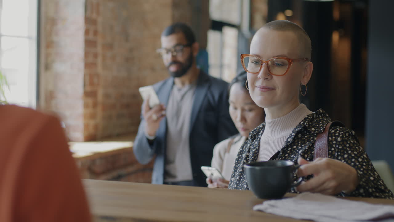 Pessoas de negócios em um café moderno