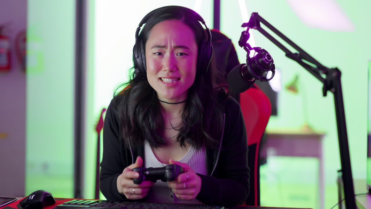 juegos, transmisión en vivo y mujer excitada