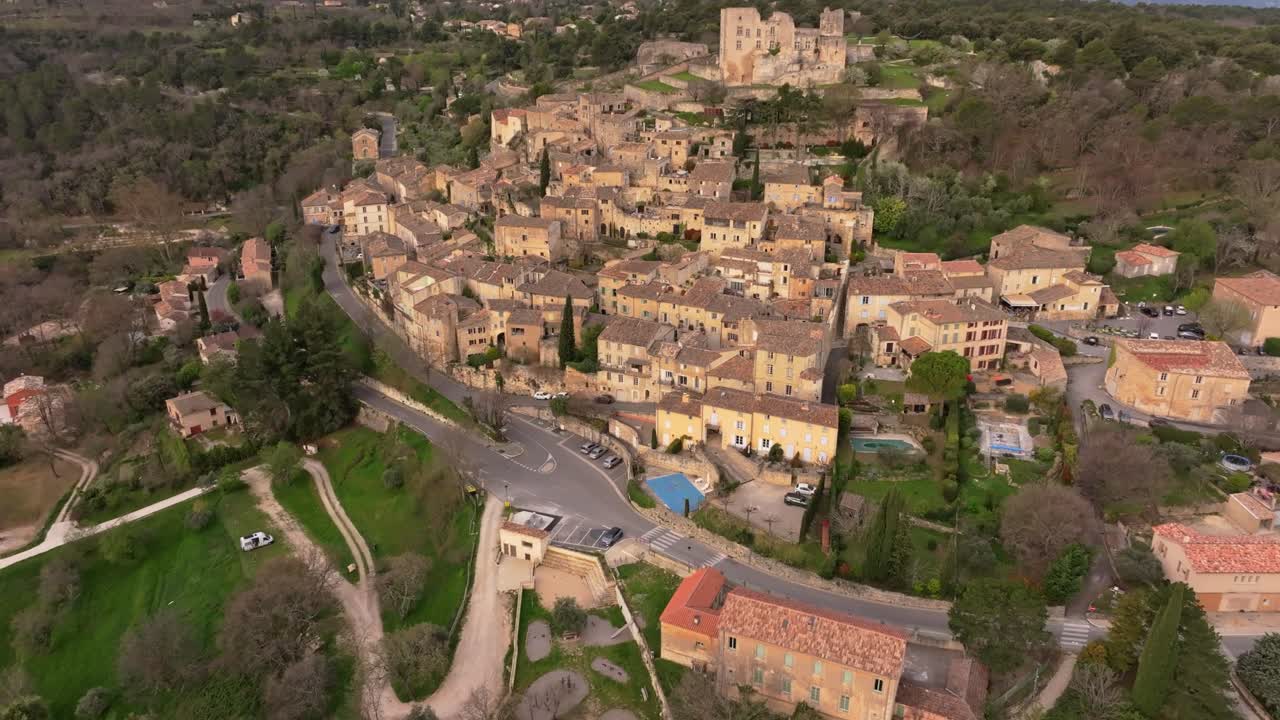 Vista aerea di un villaggio della Francia meridionale e del Castello di Lacoste in primavera
