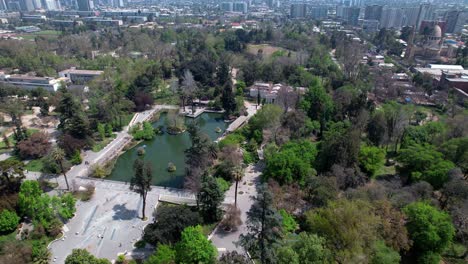 Vista-Aérea-Panorámica-Del-Parque-Quinta-Normal-En-El-Centro-De-Santiago,-El-Primer-Parque-De-La-Ciudad