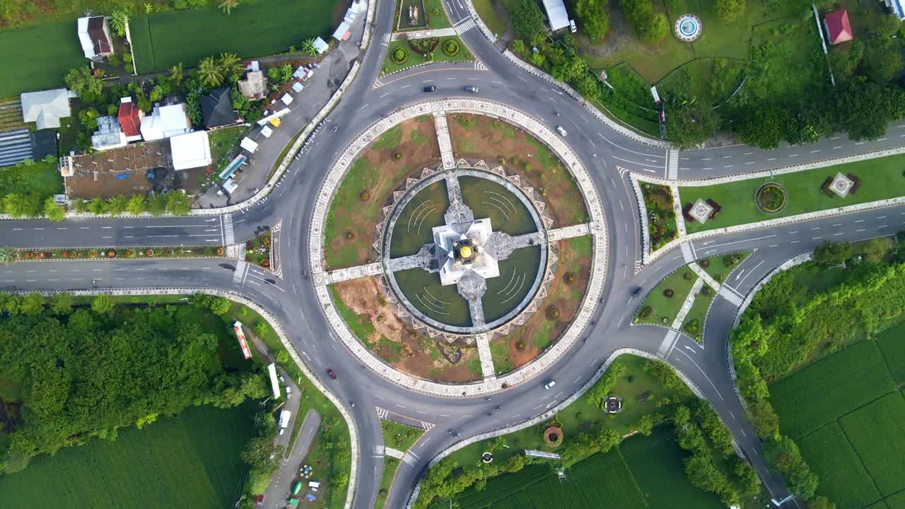 fotografía aérea de la plaza de la ciudad de giri menang lombok por la mañana