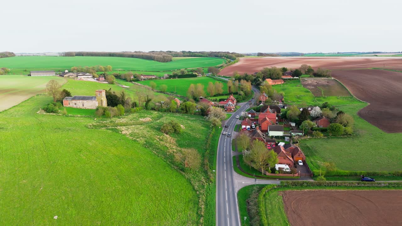 Droneopptak av en liten landsby i Lincolnshire ved navn Burwell i Storbritannia