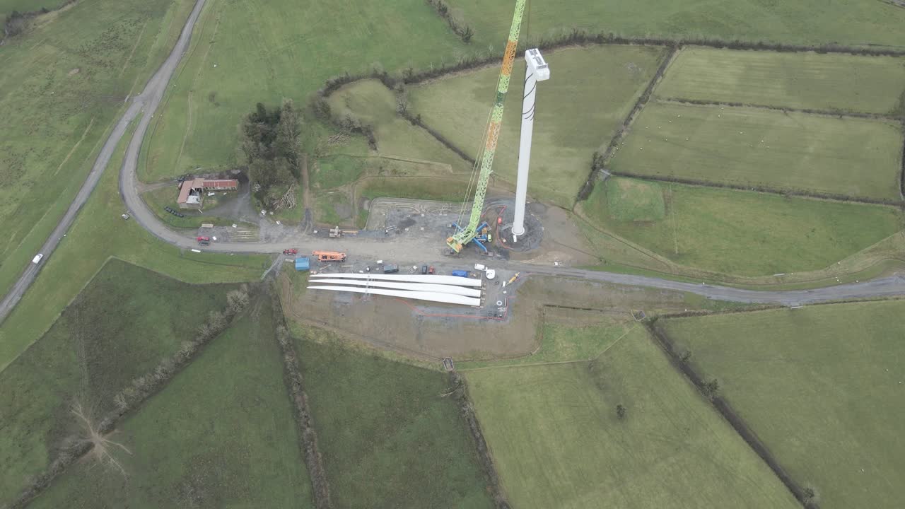 turbina eólica en construcción en el condado de monaghan en irlanda