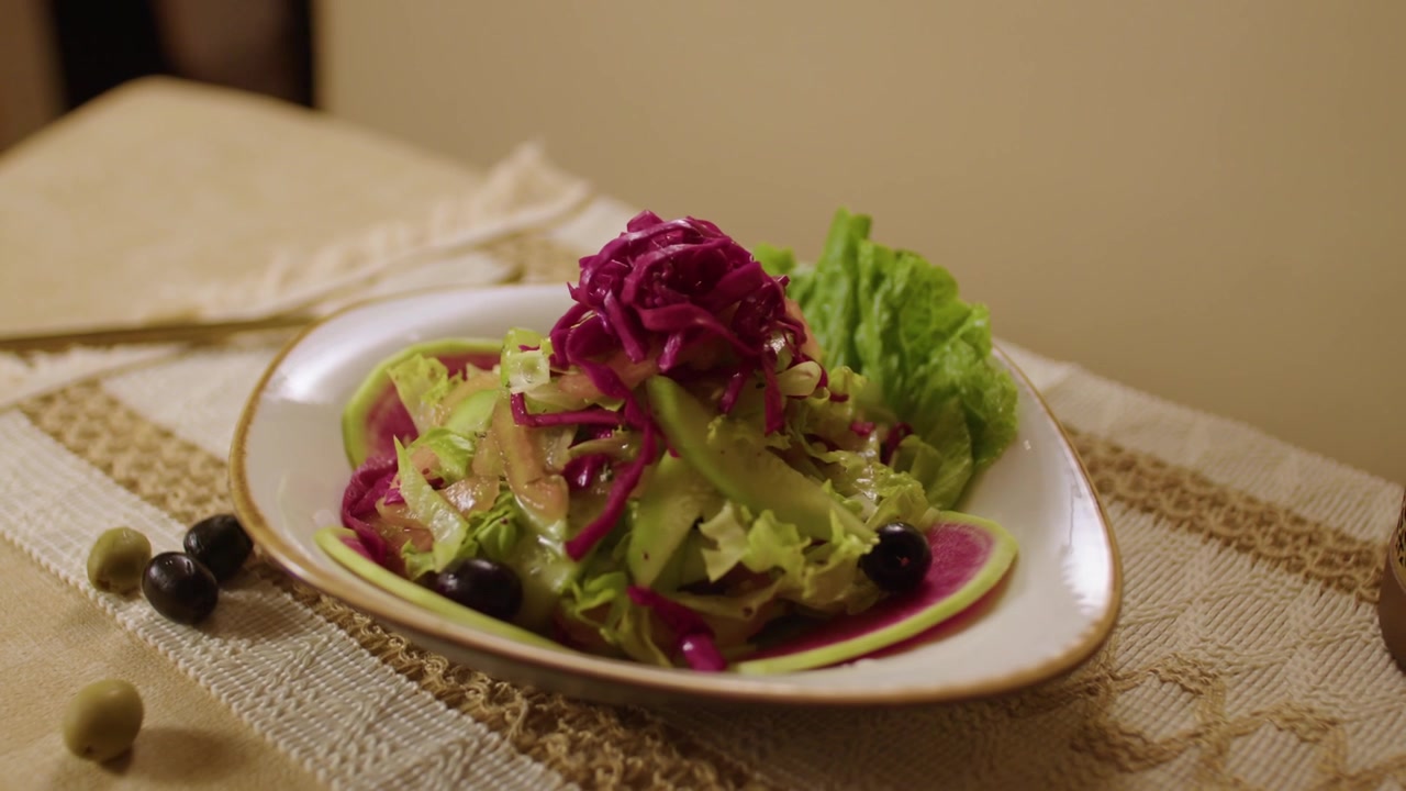Deliziosa insalata tradizionale turca con cavolo rosso e olive presentata su un tavolo di ristorante