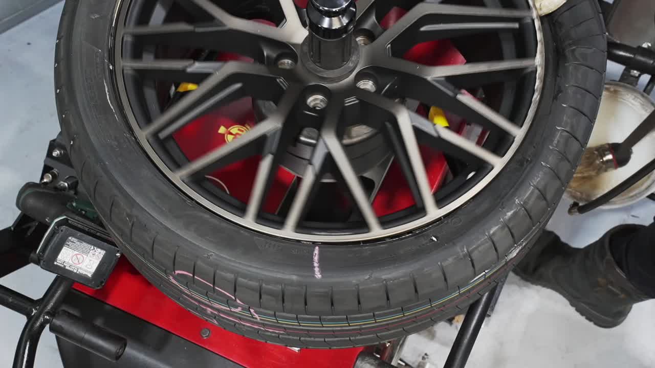 una llanta que se coloca en su lugar en el neumático para arreglar un piso