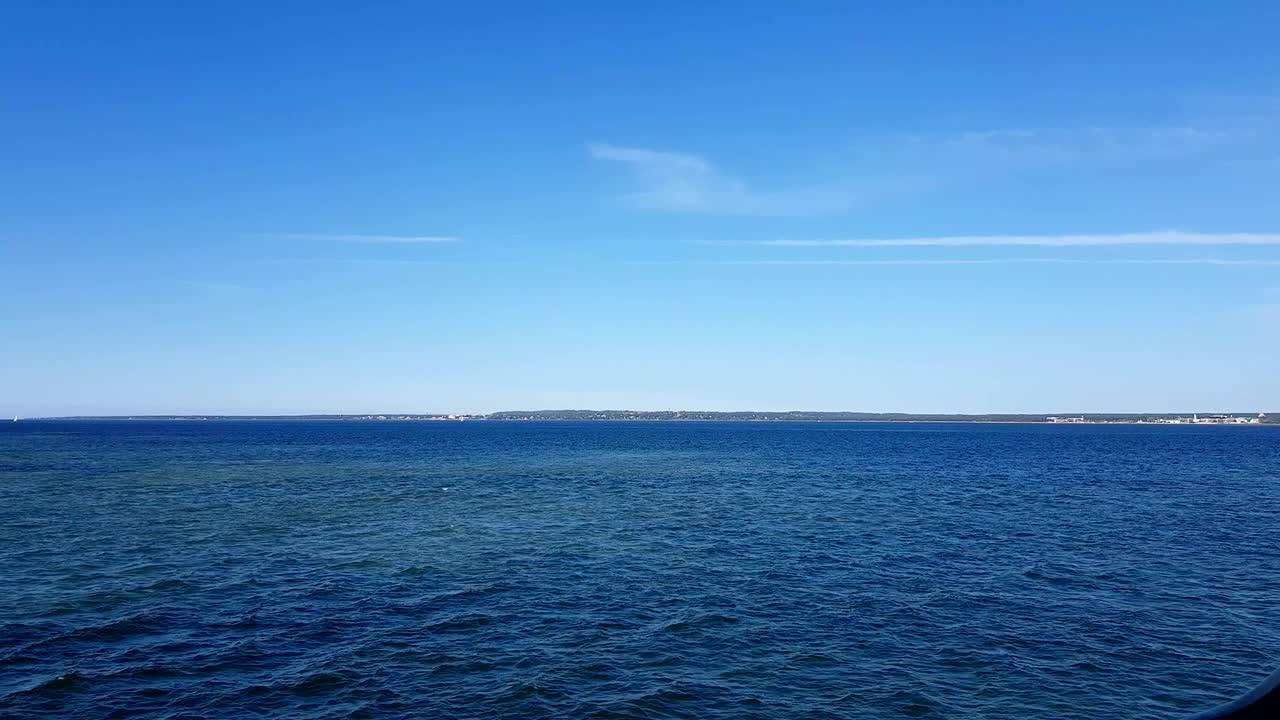 바다와 하늘의 구름의 풍경. 바다 위의 은 날씨에 구름과 함께 파란 하늘.