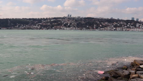 Soiled-Water-Of-Bosphorus-In-Uskudar,-Istanbul,-Turkey