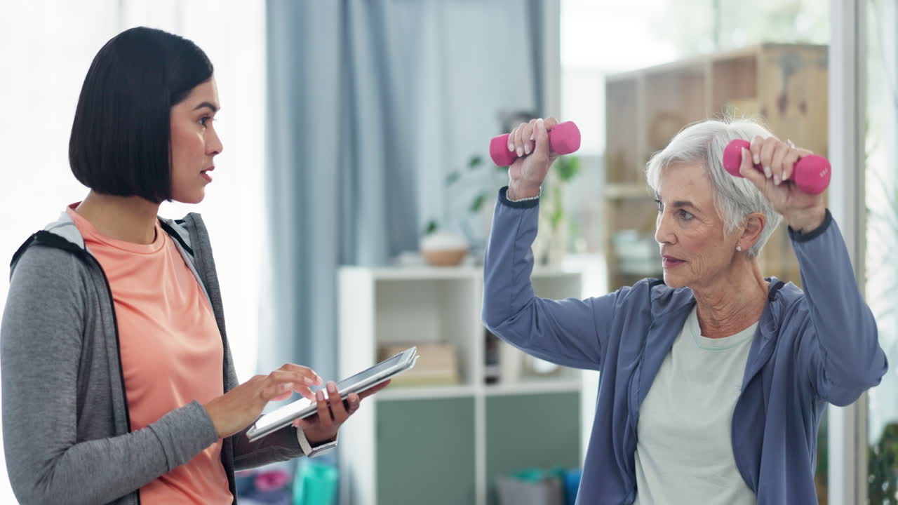 tableta, pesas y una mujer mayor