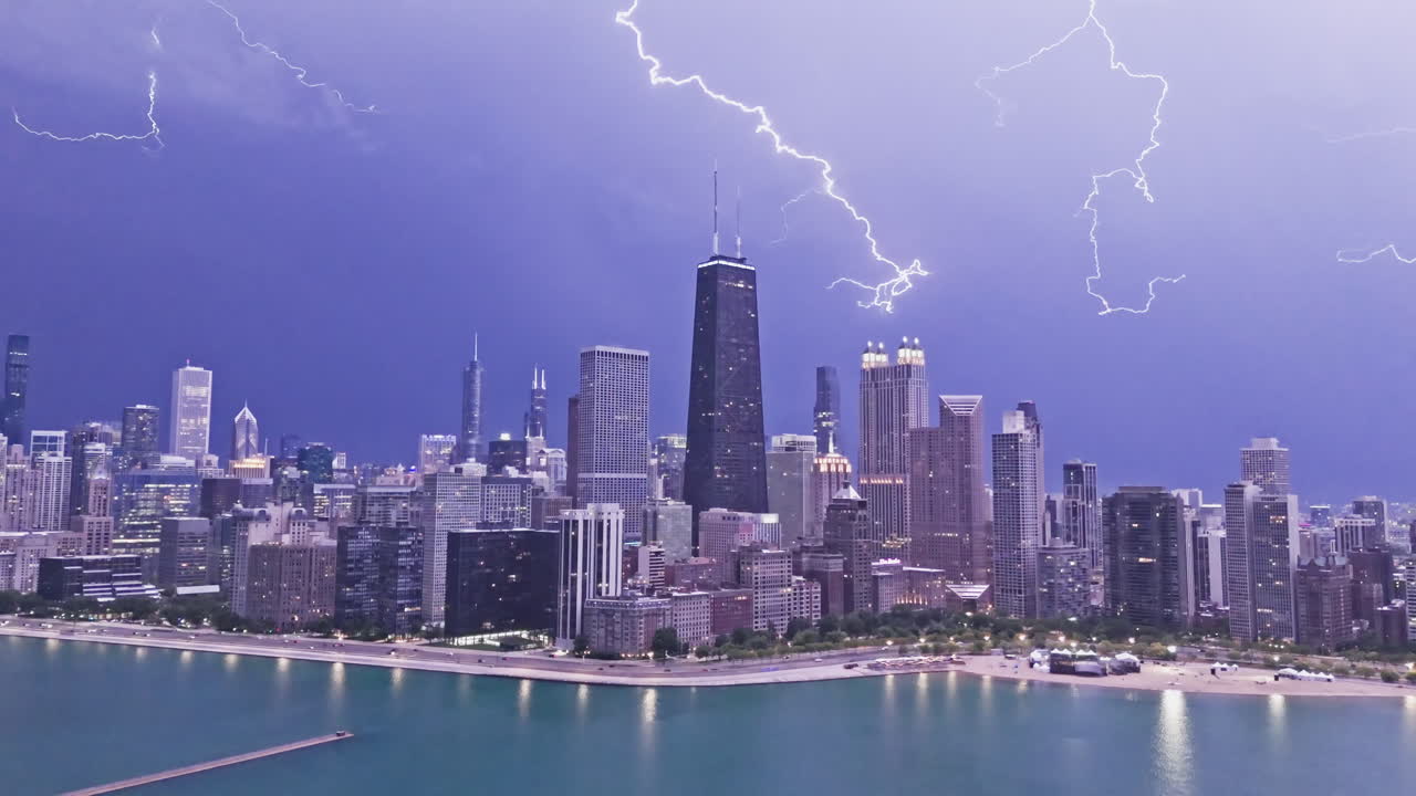 Åskväder över Chicagos skyline, stormig natt i USA - slow motion