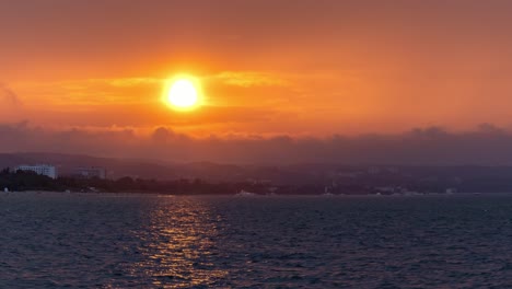 Puesta-De-Sol-Naranja-Sobre-La-Costa.-Lapso-De-Tiempo