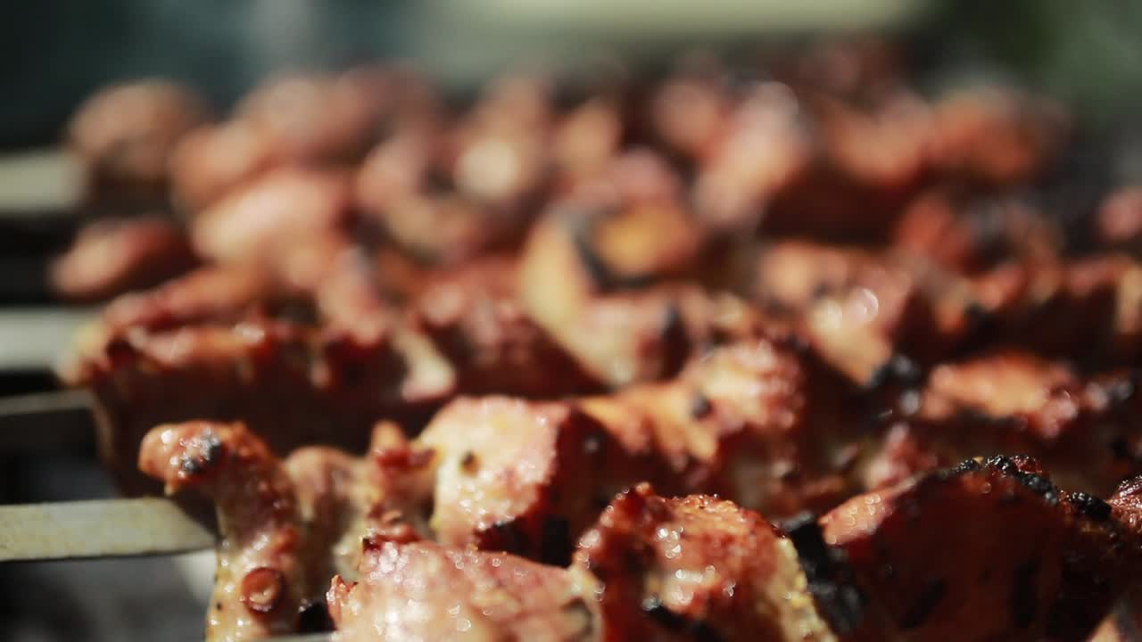 Barbecue o Shashlik con Fumo. Grigliata fumosa di shashlik di maiale marinato.