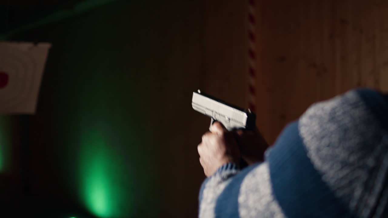 el cliente del campo de tiro está comprobando si disparó a bullseye.