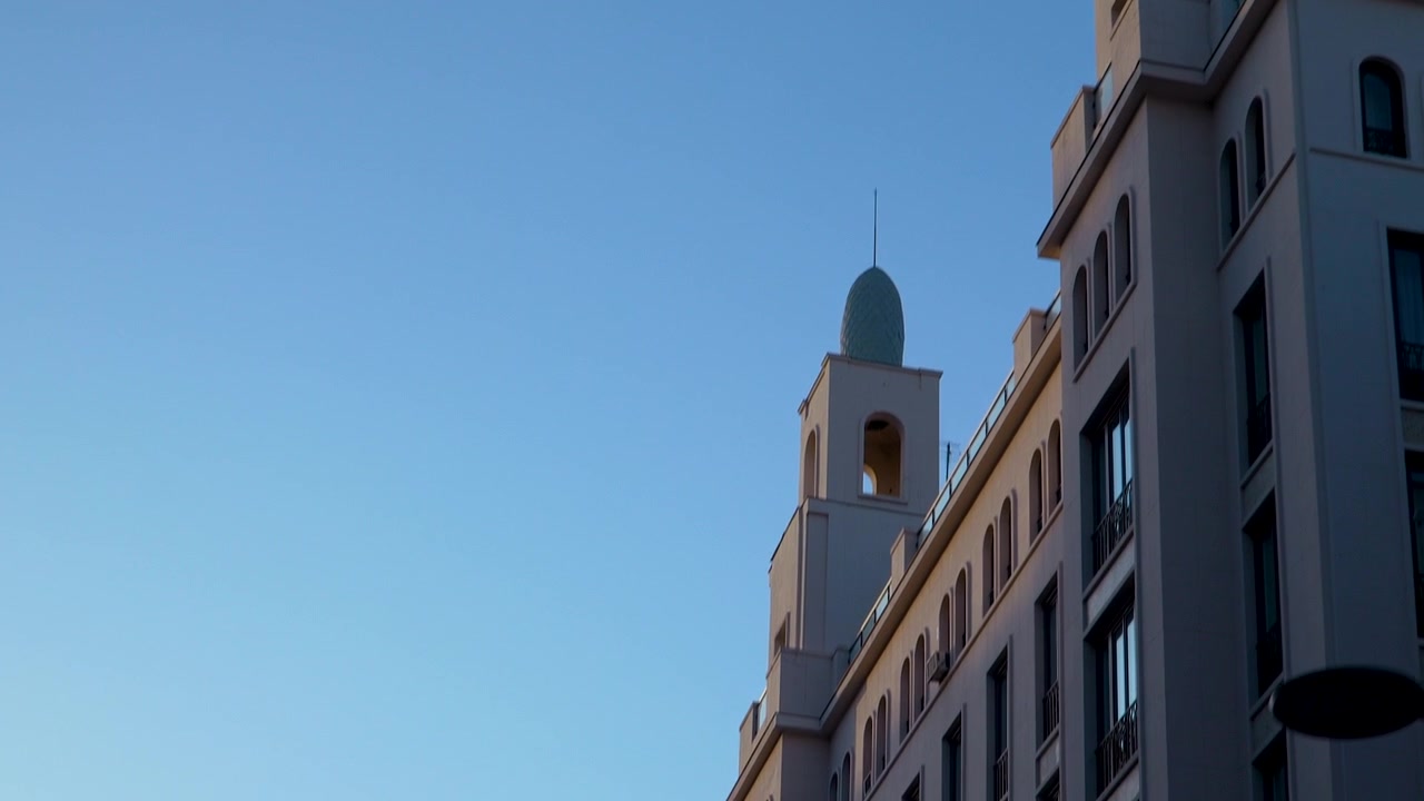 Inquadratura dal basso di classici edifici residenziali con torri e cupole a Madrid, Spagna. Adatto per documentari di viaggio e contenuti sullo stile di vita urbano
