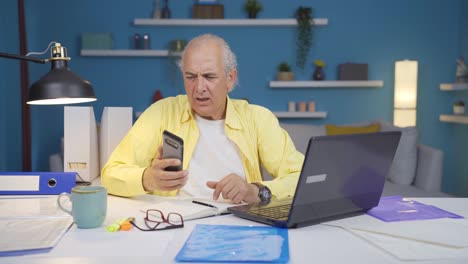 el anciano de la oficina tiene problemas de carga de teléfono, la batería se agota.