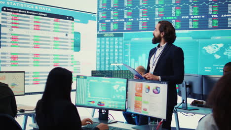 el director ejecutivo revisa los datos mostrados en la gran pantalla en la oficina
