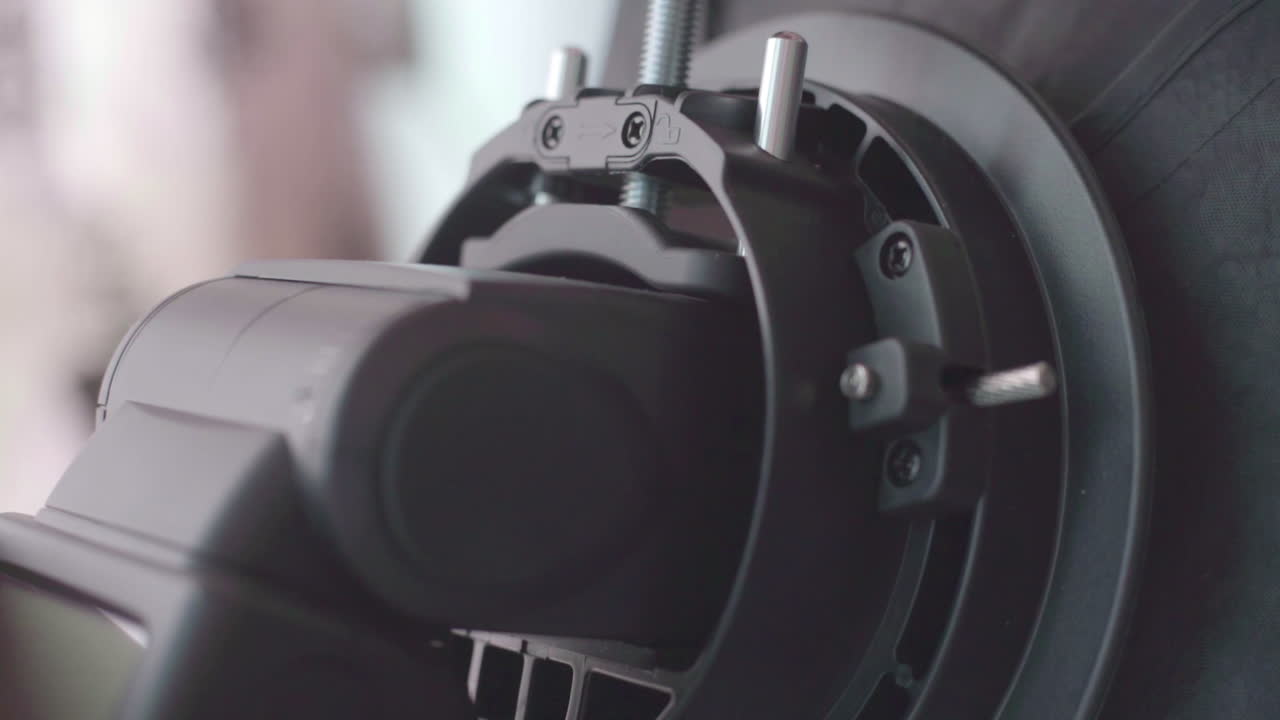 el flash externo de la cámara se está ajustando a una caja de luz de soporte speedlite