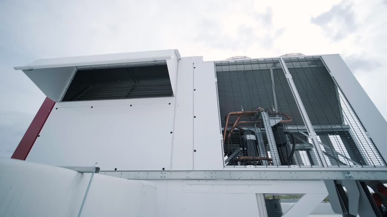 The air conditioning and ventilation system of a large industrial facility is located on the roof. It includes an air conditioner, smoke exhaust, and ventilation.