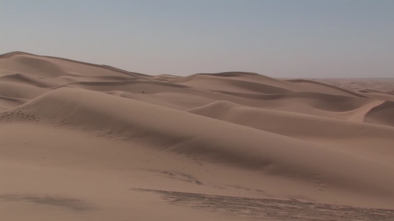 tiro panorámico de las dunas de algodones del norte en california en el calor del mediodía, estados unidos