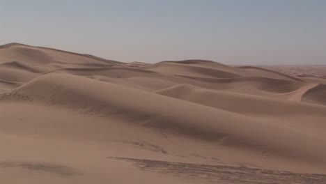 Pan-shot-of-North-Algodones-Dunes-in-California-in-the-midday-heat,-USA