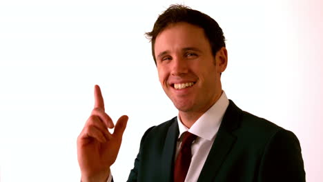 un hombre de negocios feliz señalando a la cámara.